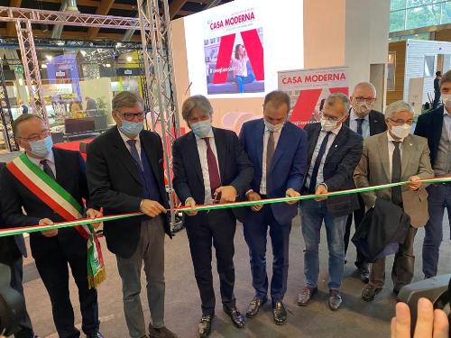 L'assessore regionale alle Attività produttive, Sergio Emidio Bini, taglia il nastro inaugurale di Casa Moderna, al quartiere fieristico di Torreano di Martignacco 